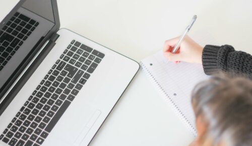 In einem kostenlosen Webinar sollen wesentliche Fragen rund um die ÜBH-Schlussabrechnung geklärt werden. Foto: Unsplash/Jacqueline Kelly