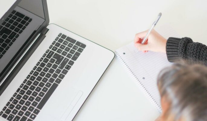 In einem kostenlosen Webinar sollen wesentliche Fragen rund um die ÜBH-Schlussabrechnung geklärt werden. Foto: Unsplash/Jacqueline Kelly