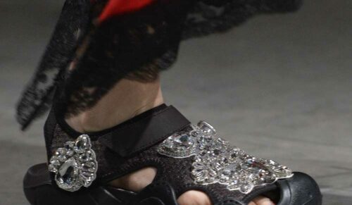 Modell der Kollaboration von Crocs und Christopher Kane. (Foto: Crocs)
