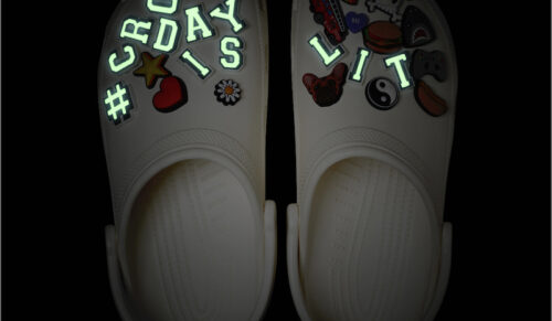Crocs und Pizzaslime launchen leuchtendes Sondermodell. (Foto: Crocs)