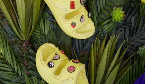 Die Classic Cozzzy Sandal von Crocs kommt mit Innenfutter und in zwei neuen Farbtönen, unter anderem Sulphur, ein helles Gelb. (Foto: Crocs)