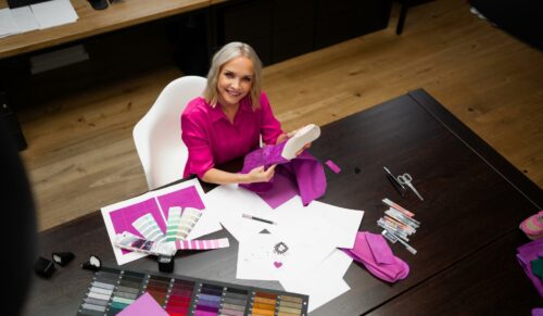 Janin Ullmann präsentiert ihre neue Kapselkollektion. (Foto: Kennel & Schmenger)
