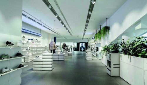 Viel Raum, viel Licht und klare Linien: Mit der neu gestalteten Herrenschuhabteilung im fünften Obergeschoss von „Mode im Quadrat“ will Engelhorn Maßstäbe setzen. (Foto: Engelhorn)