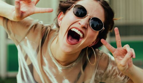 Weibliche Kunden sind anspruchsvoll und legen Wert auf eine emotionale Ansprache. (Foto: Brooke Cagle/Unsplash) 