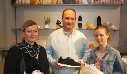 Roman Degenhardt mit den beiden Mitarbeiterinnen Julia Werther (li.) und Deborah Koslander. (Foto: Redaktion)