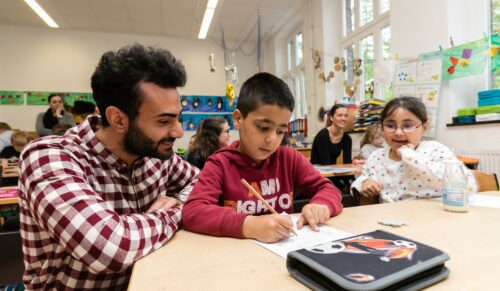 Deichmann-Auszubildende geben Ersklässlern der Dürerschule in Essen Nachhilfe. (Foto: Deichmann)