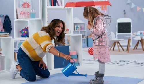 Anfassen und nass machen erlaubt: Die erfolgreiche Moderatorin und Mutter Nazan Eckes hat verschiedene Kinderschuh-Modelle der Schuhmarke Elefanten getestet. (Foto: Deichmann/Elefanten)