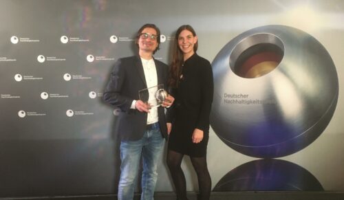 Marco Hühn, Head of Quality Management & CSR, und Josefine Berlik Quality & CR Manager (beide Deuter), anlässlich der Verleihung des Deutschen Nachhaltigkeitspreises in Düsseldorf. (Foto: Deuter)