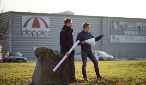 Doppler-Gesellschafter Martin Würflingsdobler (l.) am Firmensitz des Schirmspezialisten in Braunau. (Foto: Doppler)