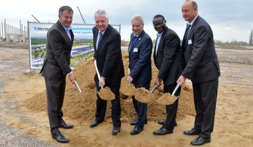 Spatenstich: (v.l.) Thomas Horst (Hermes Germany), Dr. Andreas Mattner (ECE), Kurt Hambacher (Bürgermeister Kabelsketal), Dr. Karamba Diaby (Mitglied des Deutschen Bundestages) und Hartmut Handschak (Stv. Landrat Saalekreis) (Foto: ECE)