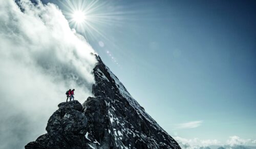 Corona hat die Kunden zu Gipfelstürmern gemacht – auch wenn es nur der Hügel in der Nachbarschaft war. (Foto: Eiger/Unsplash)