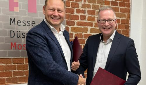 Thomas Stenzel (Messe Düsseldorf, rechts) und der Gründer des Euro Shoes Projekts, Yan Belyaev, haben eine Partnerschaftsvereinbarung unterzeichnet. (Foto: Euroshoes)
