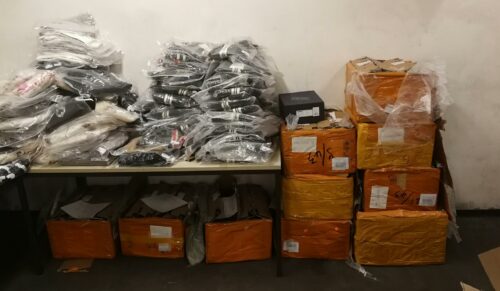 Die Frachtsendung mit Fake-Schuhen und Fake-Textilien in Düsseldorf. (Foto: Zoll)