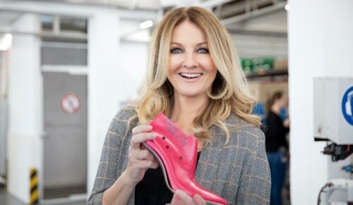 Frauke Ludowig mit dem Leisten eines Ara-Schuhs aus der neuen Kollektion. (Foto: Ara)