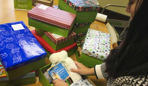 Ganter packt Geschenke für Kinder. (Foto: Ganter)