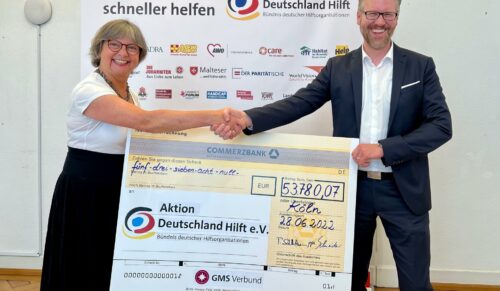 Martin Schneider, Director GMS, bei der Scheckübergabe an Manuela Roßbach, geschäftsführende Vorständin des Aktionsbündnisses Deutschland hilft e.V.. (Foto: GMS)