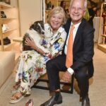 Jutta Speidel, ihr Hund Gustav und Thomas Tretter bei der Eröffnungsfeier des neuen Thomas-Flagshipstores in München am 01.09.2022 (Foto: Brauerphotos/G.Nitschke/Thomas)