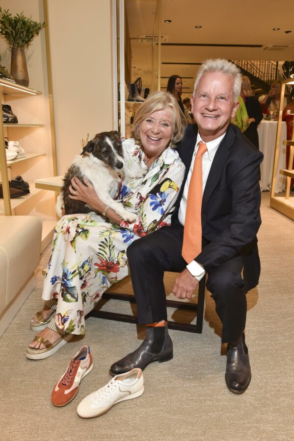 Jutta Speidel, ihr Hund Gustav und Thomas Tretter bei der Eröffnungsfeier des neuen Thomas-Flagshipstores in München am 01.09.2022 (Foto: Brauerphotos/G.Nitschke/Thomas)