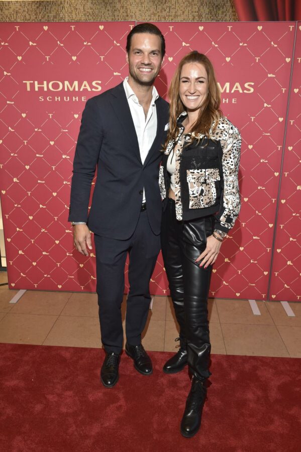 Luca Tretter und Denise Schindler bei der Eröffnungsfeier des neuen Thomas-Flagshipstores in München am 01.09.2022 (Foto: Brauerphotos/G.Nitschke/Thomas)