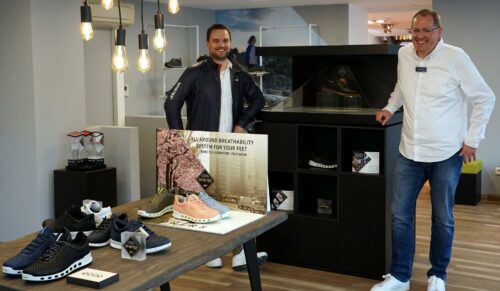 Schuhhaus Reindl: Daniel Strukamp (Gore) und Inhaber Karl-Georg Reindl (Foto: Gore/Petra Rapp)