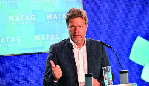 Wirtschaftsminister Robert Habeck sorgte für vollbelegte Plätze bei der Katag – und gespanntes Zuhören. (Foto: Katag AG)