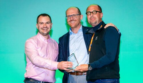 Peter Sheldon, Magento (li.) übergab die Auszeichnung an Dr. Markus Reheis, Marketingleiter Gabor (Mitte) und an Thorsten Bähre, Leiter e-commerce Gabor (re.) (Foto: Gabor)