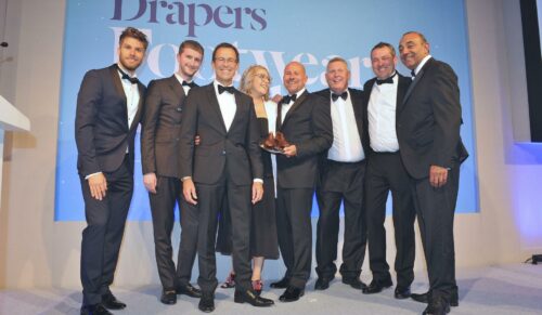 Bernd Scharsig (3. von links) zusammen mit den Moderatoren des Awards und dem Verkaufsteam für Großbritannien und Irland (Foto: Gabor)
