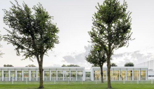 Der Digital Cube fügt sich an die Architektur der Gabor Zentrale an. (Foto: Gabor)