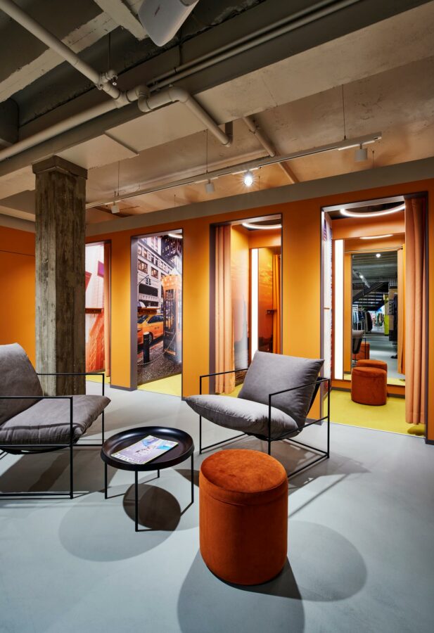 Die neugestaltete Young-Fashion-Area im Modehaus Garhammer. (Foto: Blocher Partners/Joachim Grothus)