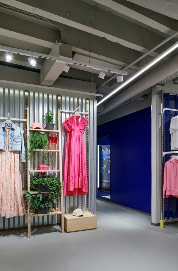 Die neugestaltete Young-Fashion-Area im Modehaus Garhammer. (Foto: Blocher Partners/Joachim Grothus)