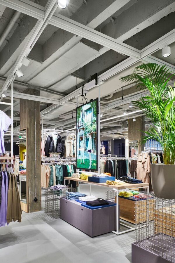Die neugestaltete Young-Fashion-Area im Modehaus Garhammer. (Foto: Blocher Partners/Joachim Grothus)