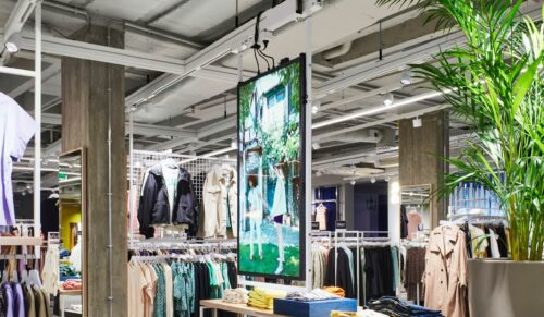 Die neugestaltete Young-Fashion-Area im Modehaus Garhammer. (Foto: Blocher Partners/Joachim Grothus)