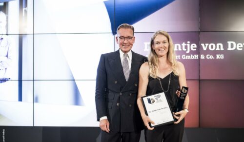 Andrej Kupetz, Geschäftsführer Rat für Formgebung, überreicht den German Brand Award an Vaude-Geschäftsführerin Antje von Dewitz. (Foto: Manuel Debus)