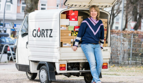 Schuhfee Nicole Anton mit Liefermobil (Foto: Görtz)
