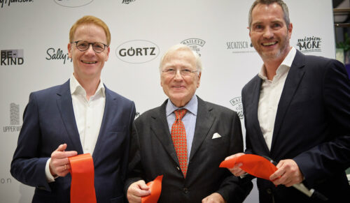 Görtz-Geschäftsführer Stephan Tendam (li.) und Frank Revermann (re.) mit Ludwig Görtz. (Foto: Görtz)