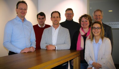 Gemeinsam für die Goldkrone (v. l.): Geschäftsführer Holger May, die Fachbeiräte Franz Josef Büchter, Olaf Hrastnig, Markus Stratmann, Angelika Faber, Nicole Etti und Geschäftsführer Hans Peter Stu?ckler. (Foto: Goldkrone)