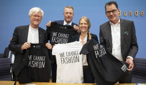 Heinrich Bedford-Strohm (Landesbischof der Evangelischen Kirche in Bayern), Thomas Linemayr (Tchibo-Geschäftsführer), Antje von Dewitz (Vaude-Geschäftsführerin) und Minister Gerd Müller stellen das staatliche Textilsiegel „Grüner Knopf“ in Berlin vor. (Foto: Thomas Köhler, photothek.net)