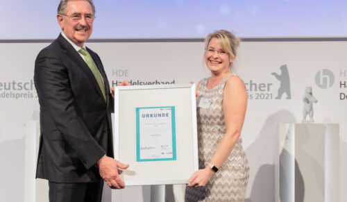 Anja Döring mit HDE-Präsident Josef Sanktjohanser. (Foto: HDE)