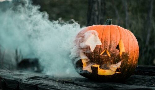 Der Handel verdient Millionen an Halloween. (Foto: Unsplash/Colton Sturgeon)