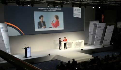 Deutscher Handelskongress in Berlin: Moderatorin Dunja Hayali im Gespräch mit FDP-Generalsekretärin Nicola Beer. (Foto: Redaktion)
