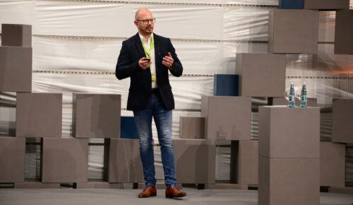 Harald Krug spricht auf dem ANWR-Zukunftsforum über ’Intelligente Logistik‘ (Foto: Redaktion)