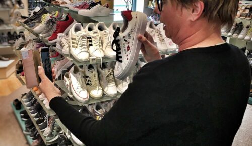 Mitarbeiterin Helga Kötting präsentiert ein Schuhmodell per Videochat. (Foto: Schuhhaus Hölscher)