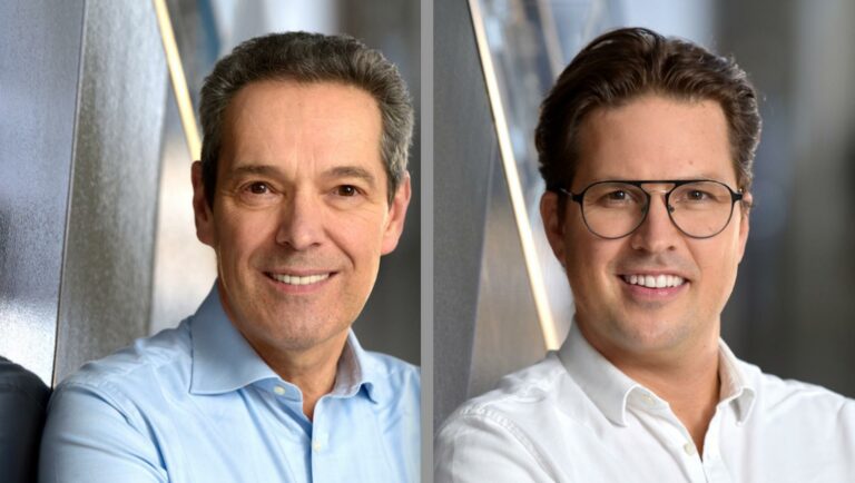 Helmut Wies (li.) und Tobias Eichmeier, Geschäftsführer der ANWR Schuh GmbH (Foto: ANWR)