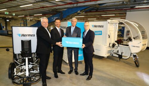 Eröffnung des neuen LC in Hamburg (v.l.): Dr. Andreas Mattner (Geschäftsführer ECE), Olaf Schabirosky (CEO Hermes Germany), Prof. Dr. Michael Otto (Vorsitzender des Aufsichtsrates der Otto Group), Dr. Peter Tschentscher (Erster Bürgermeister der Freien und Hansestadt Hamburg) (Foto: Hermes)