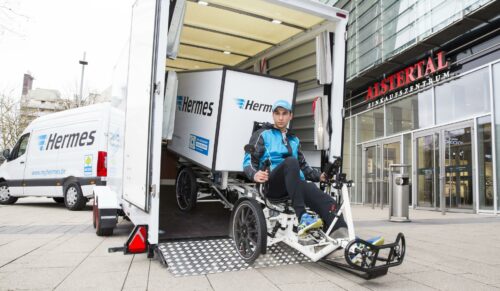 Hermes testet derzeit ein mobiles Mikrohub in Hamburg. Die Zustellung erfolgt von dort aus per Lastenrad. (Foto: Hermes)
