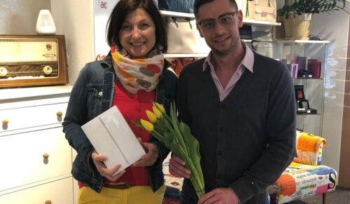Michael Bachmayer überreicht Michaela vom Schuh-Center Huber in Eferding das neue iPad Mini. (Foto: Hickersberger)