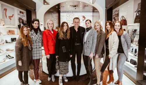 Im Högl Flagshipstore am Graben Wien erhielten die Bloggerinnen ihre individuellen Schuhmodelle (v.l.): jmpmonique, missmondo, yesdressnostress, lesfactoryfemmes, Högl CEO Gerhard Bachmaier, fashiontweed, julietta_mademoiselle, shortstoriesandskirts, Högl PR-Managerin Judith Hübner. (Foto: Högl)