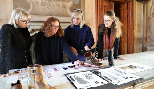 Begeistert von der Leistung aller Jungdesigner, musste die Jury drei Entwürfe auswählen und den Startschuss für die Umsetzung erteilen. v.l.n.r.: Tanja Thurner, Birgit Schlotterbeck, Yella Hassel, Andrea Kirchner. (Foto: Modeschule Hetzendorf)