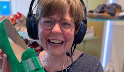 Händlerin Marlies Hüser hat zuletzt auch per Video beraten (Foto: Schuhhaus Hölscher)