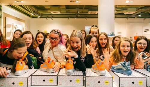 Die Kooperation von Buffalo mit den Social Media Stars Lena und Lisa stieß bei Humanic in Wien auf großes Interesse. (Foto: Philipp Lipiarski) 